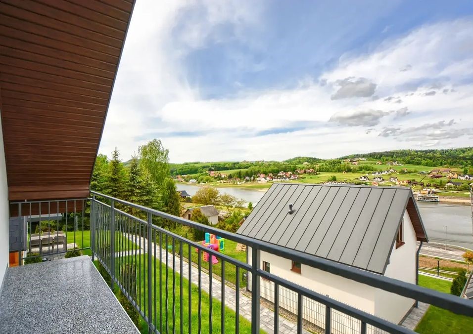 Widok z balkonu domku na Jezioro Rożnowskie
