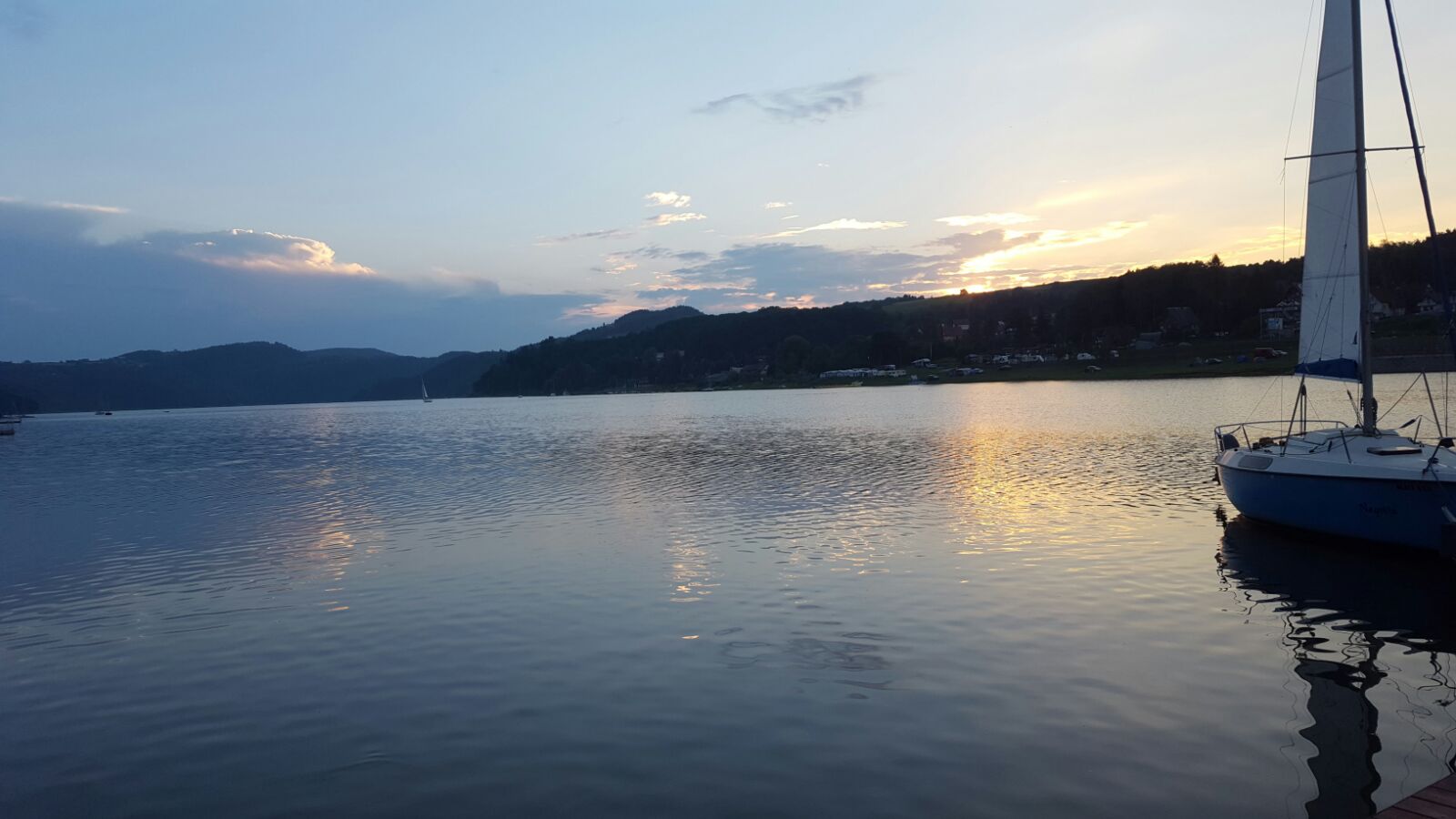 Jezioro Rożnowskie po zachodzie słońca