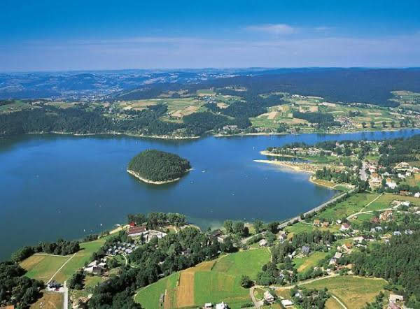 Panorama Jeziora Rożnowskiego i otaczających wzgórz