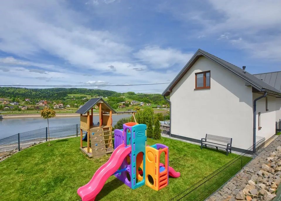 Plac zabaw dla dzieci przy domkach Nad Zatoką